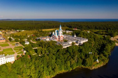Antik Valaam manastırı ve yakındaki kokarcalar bir drondan filme alınmıştır.
