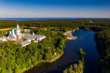 Antik Valaam manastırı ve yakındaki kokarcalar bir drondan filme alınmıştır.
