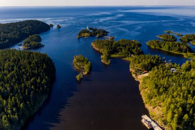Antik Valaam manastırı ve yakındaki kokarcalar bir drondan filme alınmıştır.