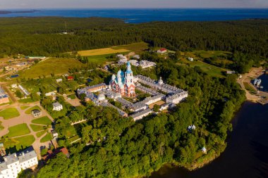Antik Valaam manastırı ve yakındaki kokarcalar bir drondan filme alınmıştır.
