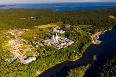 Antik Valaam manastırı ve yakındaki kokarcalar bir drondan filme alınmıştır.