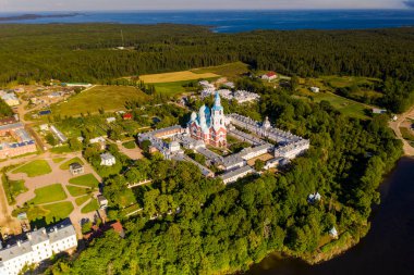 Antik Valaam manastırı ve yakındaki kokarcalar bir drondan filme alınmıştır.