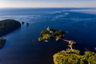 Antik Valaam manastırı ve yakındaki kokarcalar bir drondan filme alınmıştır.