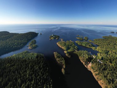Antik Valaam manastırı ve yakındaki kokarcalar bir drondan filme alınmıştır.