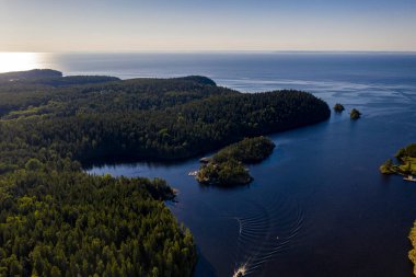 Antik Valaam manastırı ve yakındaki kokarcalar bir drondan filme alınmıştır.