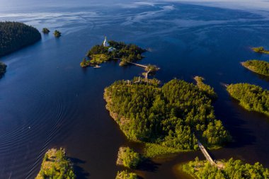 Antik Valaam manastırı ve yakındaki kokarcalar bir drondan filme alınmıştır.
