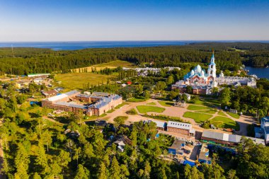 Antik Valaam manastırı ve yakındaki kokarcalar bir drondan filme alınmıştır.