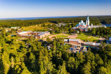 Antik Valaam manastırı ve yakındaki kokarcalar bir drondan filme alınmıştır.