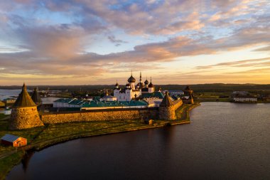 Eski Solovetsky kalesinin şafak vakti gölden görünüşü İHA 'dan çekildi.