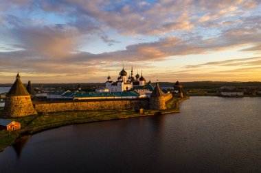 Eski Solovetsky kalesinin şafak vakti gölden görünüşü İHA 'dan çekildi.