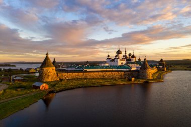 Eski Solovetsky kalesinin şafak vakti gölden görünüşü İHA 'dan çekildi.