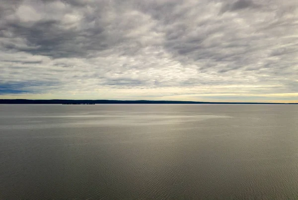 Sabahleyin göl kenarındaki setin panoramik görüntüsü bir drondan çekiliyor.