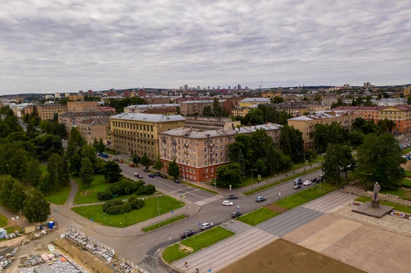 Vista Panorámica Del Terraplén Ciudad Cerca Del Lago Por Mañana —  Fotos de Stock