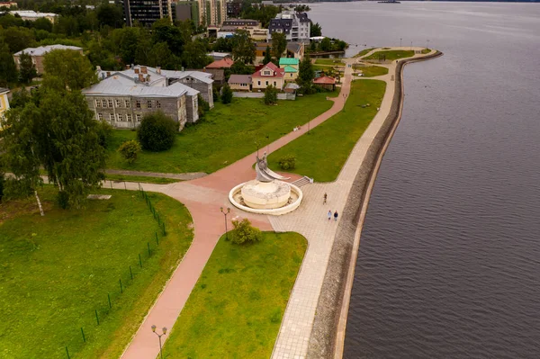 Panoramiczny Widok Nabrzeże Miasta Pobliżu Jeziora Rano Sfilmowany Drona — Zdjęcie stockowe