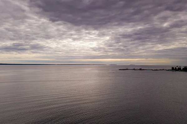 Sabahleyin göl kenarındaki setin panoramik görüntüsü bir drondan çekiliyor.