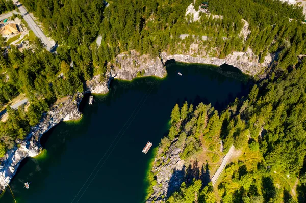 渓谷の山の緑の湖をドローンで撮影しました — ストック写真