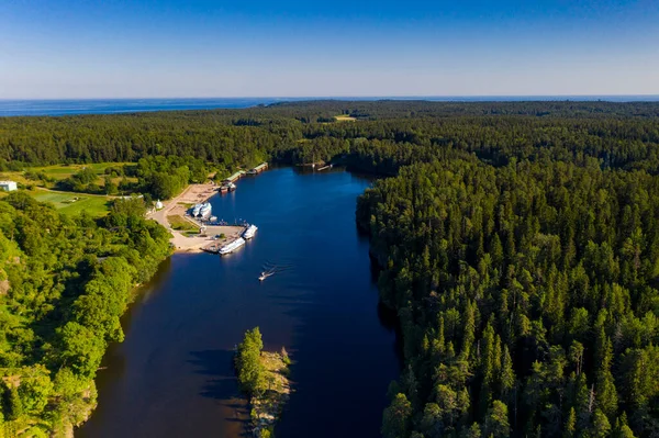 Antik Valaam manastırı ve yakındaki kokarcalar bir drondan filme alınmıştır.