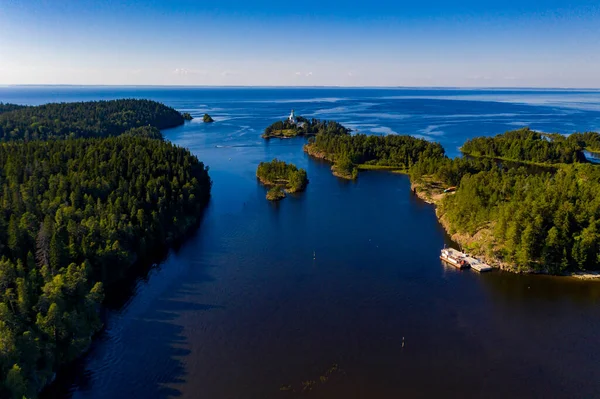 Antik Valaam manastırı ve yakındaki kokarcalar bir drondan filme alınmıştır.