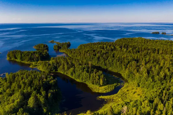 Antik Valaam manastırı ve yakındaki kokarcalar bir drondan filme alınmıştır.