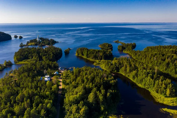 Antik Valaam manastırı ve yakındaki kokarcalar bir drondan filme alınmıştır.