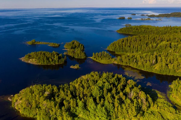 Antik Valaam manastırı ve yakındaki kokarcalar bir drondan filme alınmıştır.