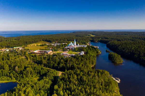 Antik Valaam manastırı ve yakındaki kokarcalar bir drondan filme alınmıştır.