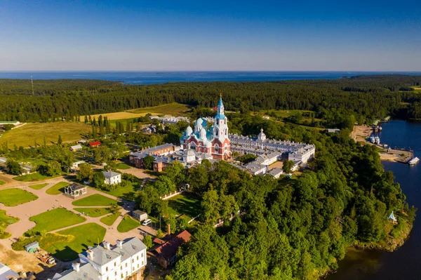 Antik Valaam manastırı ve yakındaki kokarcalar bir drondan filme alınmıştır.