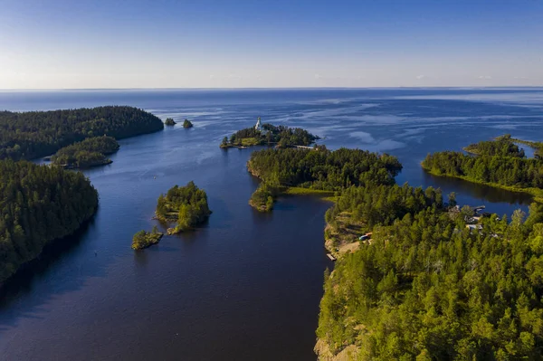 Antik Valaam manastırı ve yakındaki kokarcalar bir drondan filme alınmıştır.