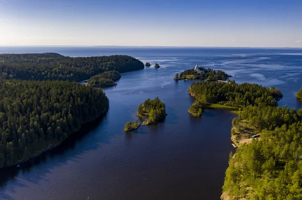 Antik Valaam manastırı ve yakındaki kokarcalar bir drondan filme alınmıştır.