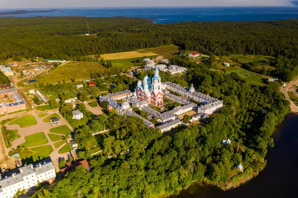 Antik Valaam manastırı ve yakındaki kokarcalar bir drondan filme alınmıştır.