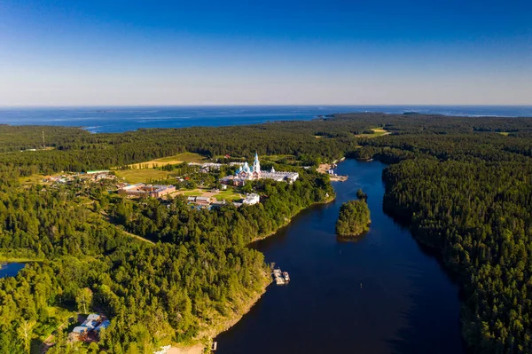 Antik Valaam manastırı ve yakındaki kokarcalar bir drondan filme alınmıştır.
