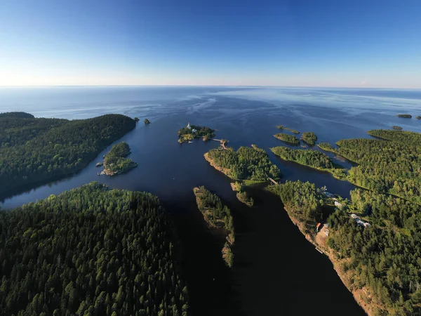 Antik Valaam manastırı ve yakındaki kokarcalar bir drondan filme alınmıştır.