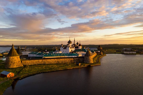 Eski Solovetsky kalesinin şafak vakti gölden görünüşü İHA 'dan çekildi.