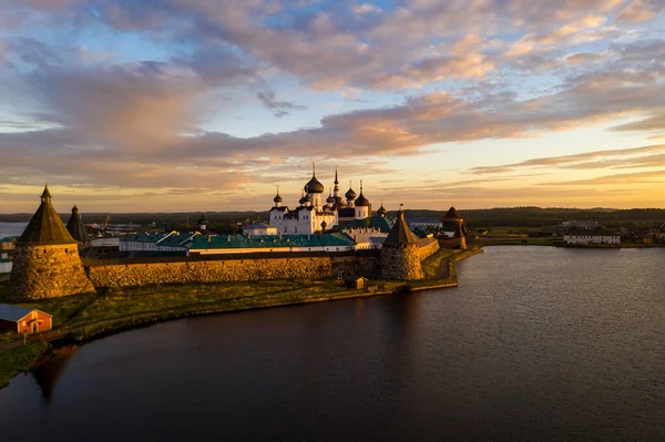 Eski Solovetsky kalesinin şafak vakti gölden görünüşü İHA 'dan çekildi.