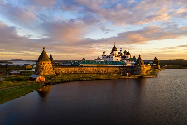ドローンで撮影された夜明けの湖からの旧ソロベツキー要塞の景色 — ストック写真