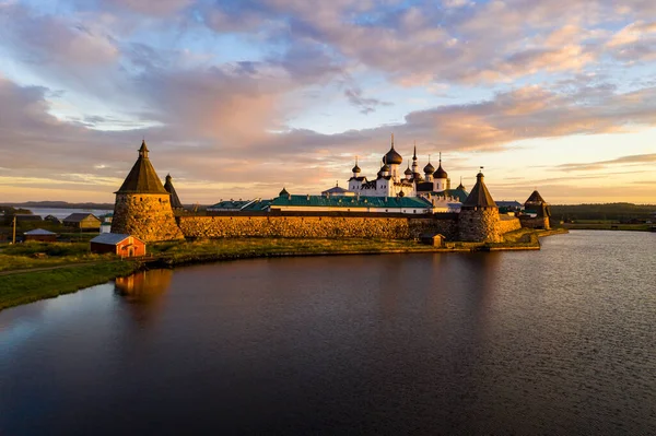 Vieja Fortaleza Solovetsky Vista Desde Lago Amanecer Filmado Desde Dron —  Fotos de Stock