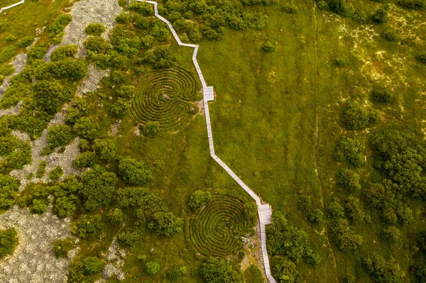 無人島のパノラマとドローンで撮影された古い教会と古代の石の迷路 — ストック写真