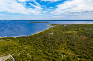 Issız bir adanın panoramik görüntüsü. Eski bir kilise ve insansız hava aracından çekilen antik taş labirentler.