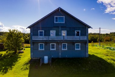 Gölün panoramik manzarası. Birinde ahşaptan yapılmış antik bir tapınak var.