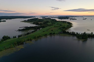 Gölün panoramik manzarası. Birinde ahşaptan yapılmış antik bir tapınak var.
