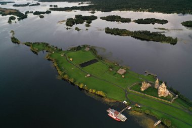 Gölün panoramik manzarası. Birinde ahşaptan yapılmış antik bir tapınak var.