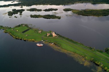 Gölün panoramik manzarası. Birinde ahşaptan yapılmış antik bir tapınak var.