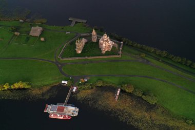 Gölün panoramik manzarası. Birinde ahşaptan yapılmış antik bir tapınak var.