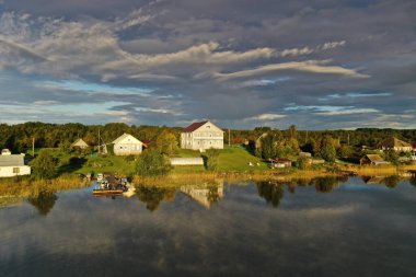 Gölün panoramik manzarası. Birinde ahşaptan yapılmış antik bir tapınak var.