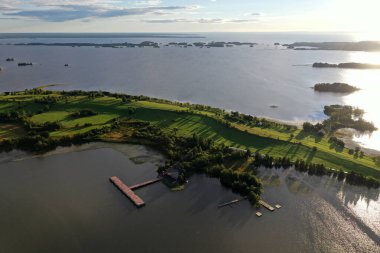 Gölün panoramik manzarası. Birinde ahşaptan yapılmış antik bir tapınak var.