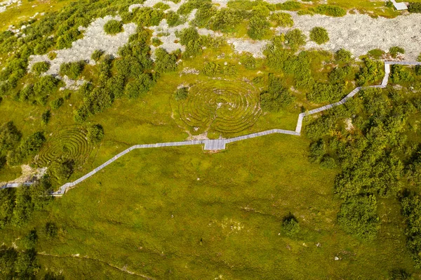 Panoramatický Pohled Neobydlený Ostrov Starým Kostelem Starobylými Kamennými Labyrinty Natočenými — Stock fotografie