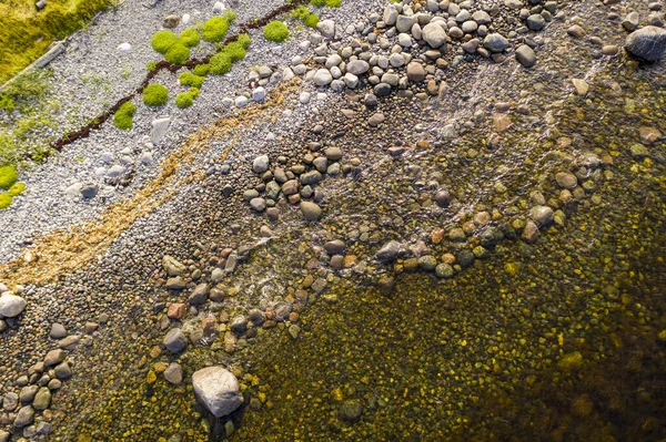 Issız bir adanın panoramik görüntüsü. Eski bir kilise ve insansız hava aracından çekilen antik taş labirentler.