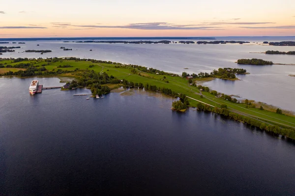 Panoramatický Výhled Jezero Mnoha Ostrovy Jednom Nich Starobylý Chrám Dřeva — Stock fotografie