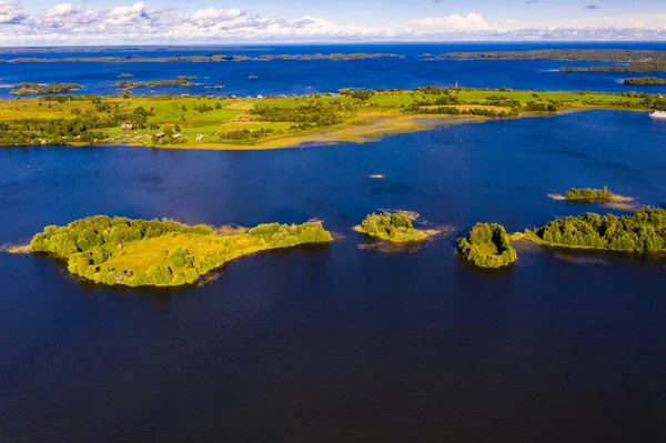 一つの島に多くの島がある湖のパノラマビューには 木で作られた古代の寺院があります — ストック写真