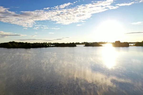 Gölün panoramik manzarası. Birinde ahşaptan yapılmış antik bir tapınak var.